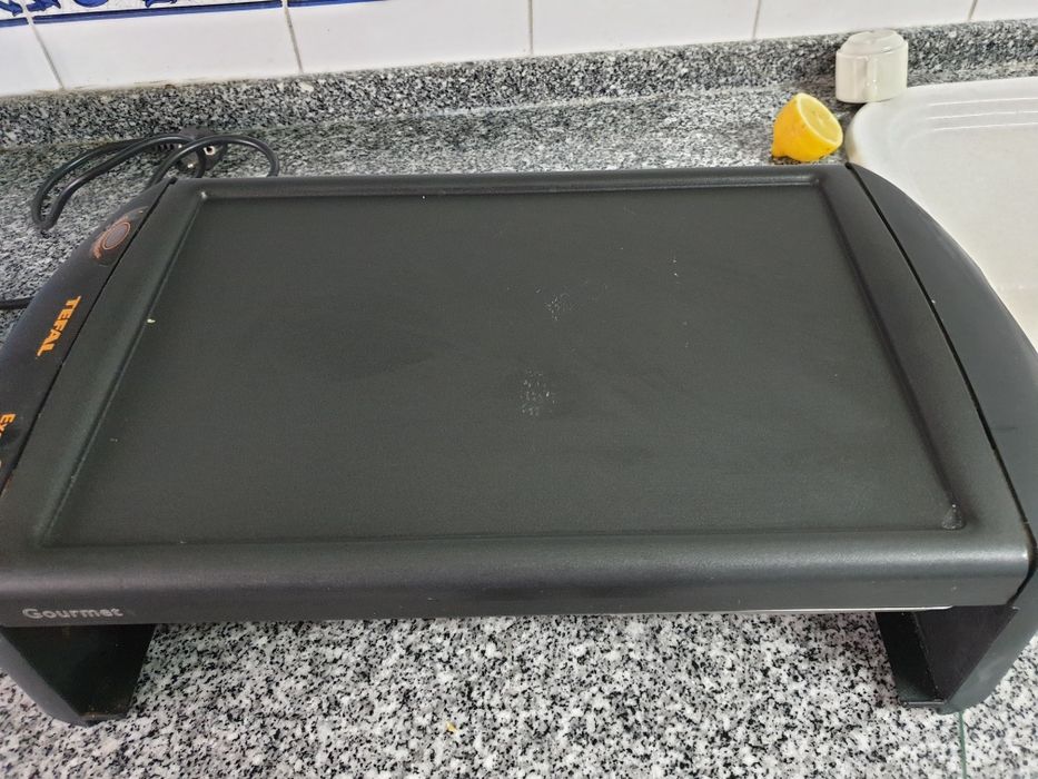 grelhador eléctrico marca Tefal em ferro fundido .