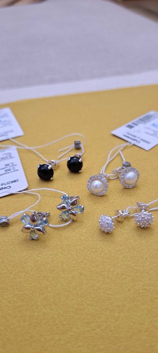 Продам нежные серебрянные серьги с цветными фианитами