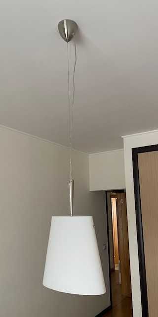 Conjunto Candeeiro de teto/suspenso branco, com fio metalizado e 2 candeeiros mesa cabeceira a condizer