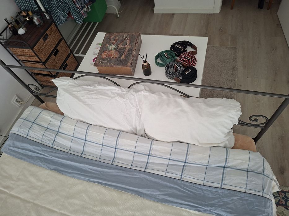 Cama de ferro completa (colchão,  mesa cabeceira).