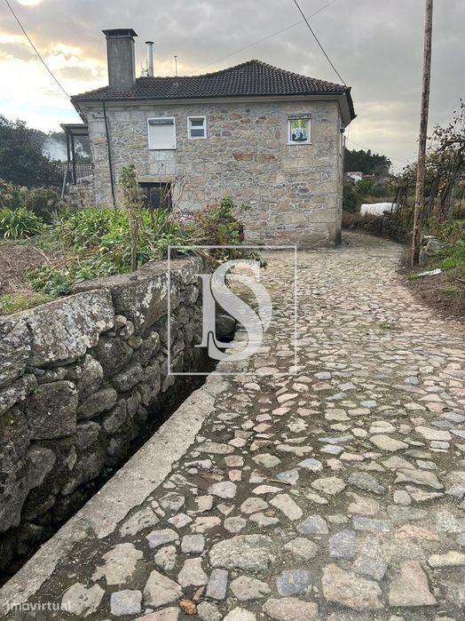 Moradia em Pedra / Casa de Campo inserida num lote de 6000m2