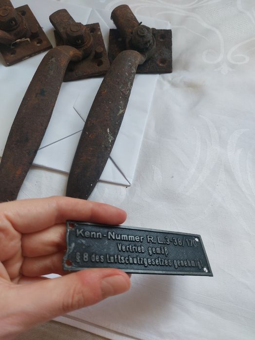 ciężkie, solidne zawiasy od schronu piwnicznego