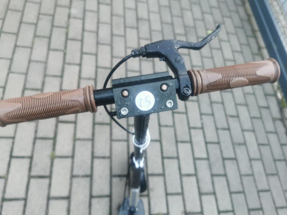 Hulajnoga na wysokich kołach