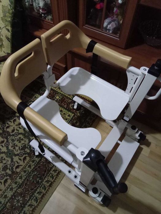 Стілець туалет для інвалідів з механічним підйомником