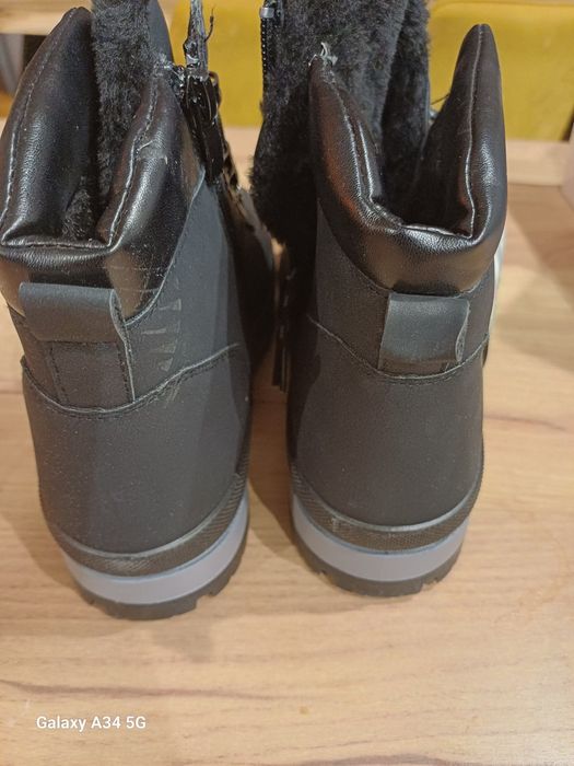 Buty zimowe ocieplone  czarne wiązane 38