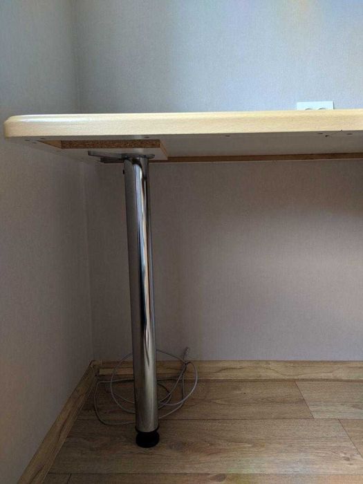 Стіл угловий в кімнату