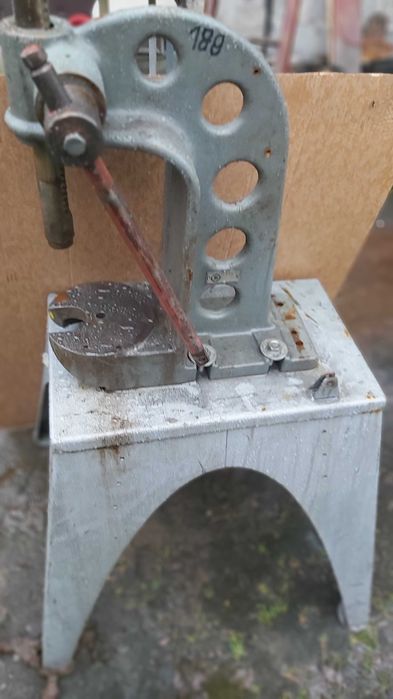 Prasa Bison ze stolikiem w bardzo dobrym stanie