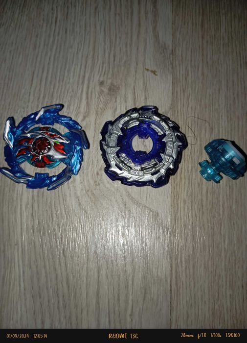 vendo beyblades com 3 lasadores