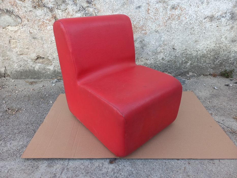 Vende se sofá/puff de criança em pele