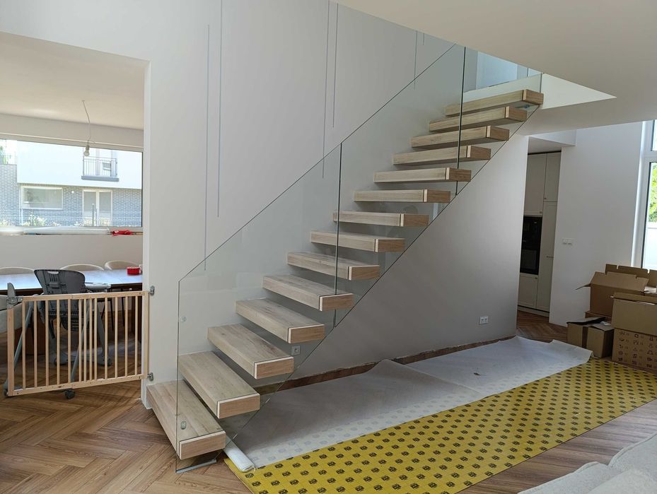 Schody półkowe wspornikowe wiszące Producent