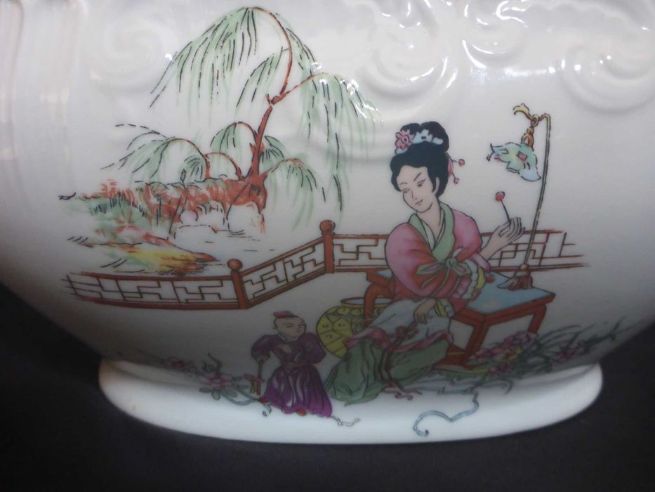 VISTA ALEGRE Travessa grande com tampa motivos Japoneses Muito antiga