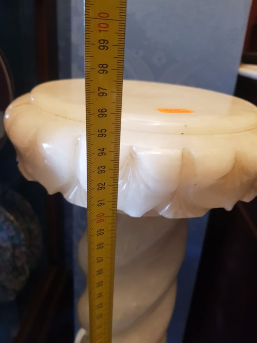 Coluna em pedra, alabastro