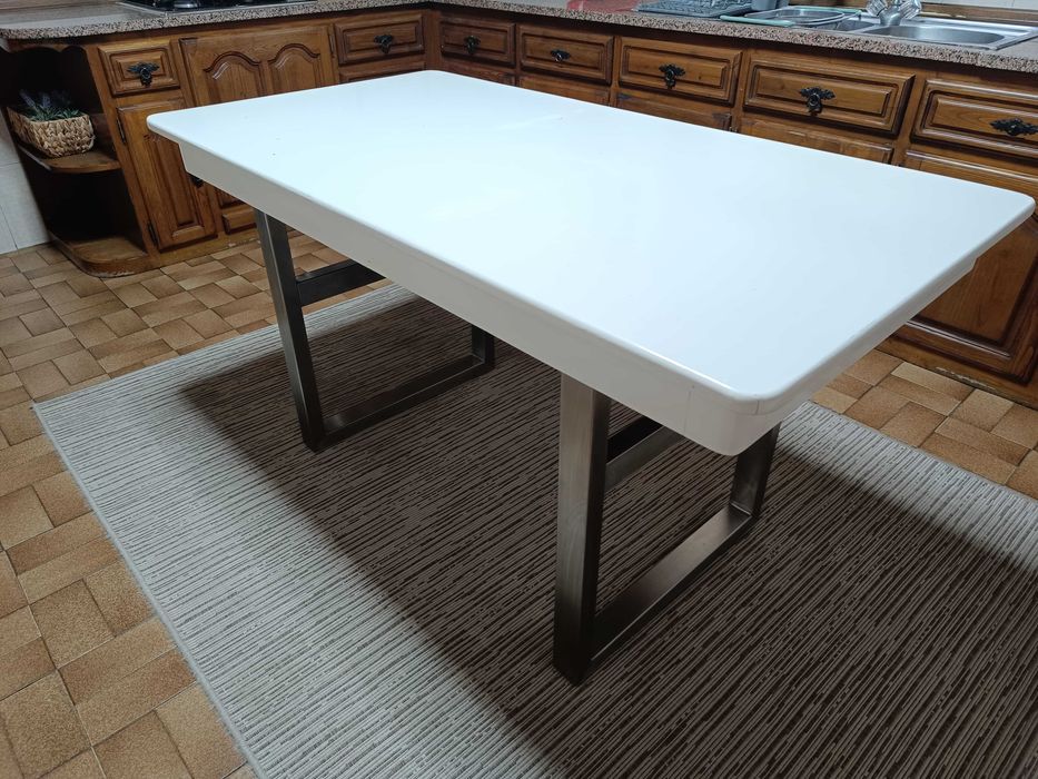Mesa de cozinha em bom estado