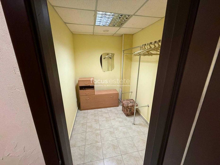 Без%. Фасад. Два входи. Офіс 220м2. Оболонь. Оболонська Набережна 15