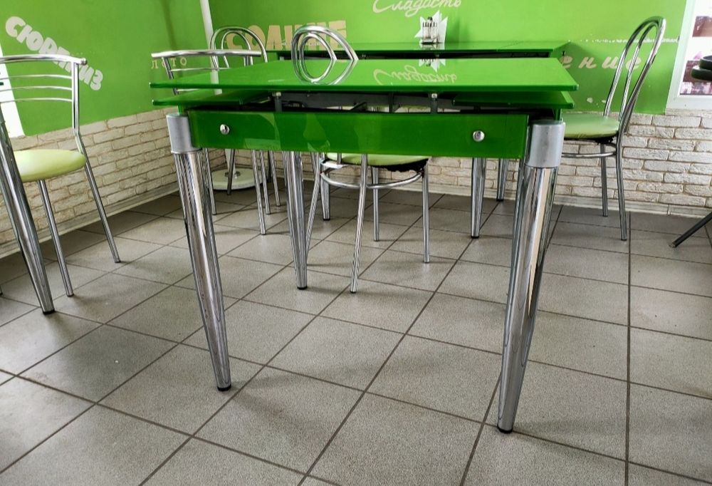 Продам стіл скляний із стільцями.