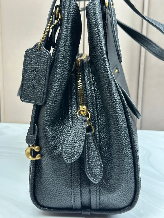 Містка жіноча шкіряна сумка Coach Willow Shoulder Bag з двома ремінцями Чорна