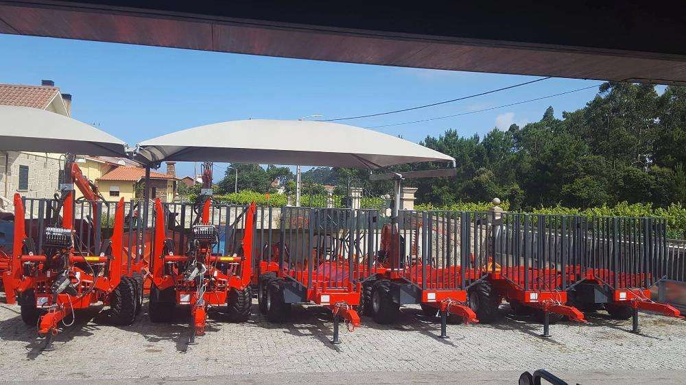 Reboque Florestal Novo 8000kg chapeado com grua