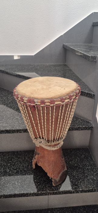 Vendo 2 djambés um deles tem a base partida