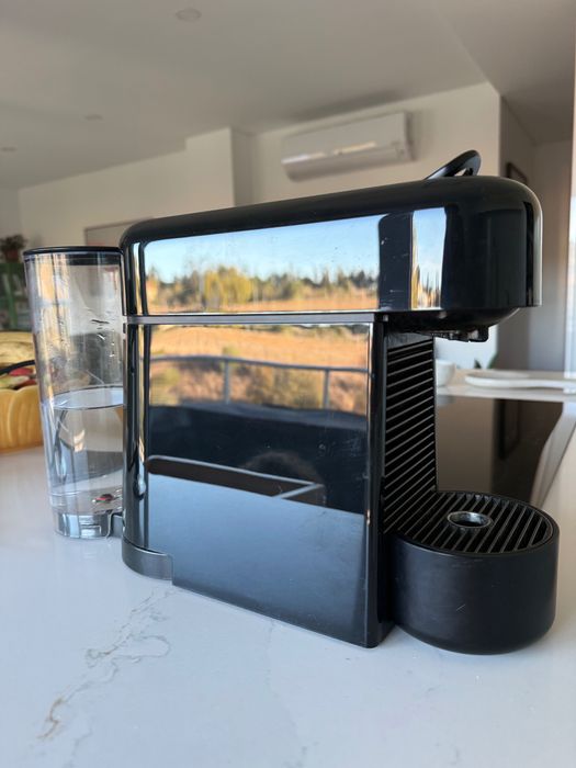 Máquina café Nespresso Essenza Plus