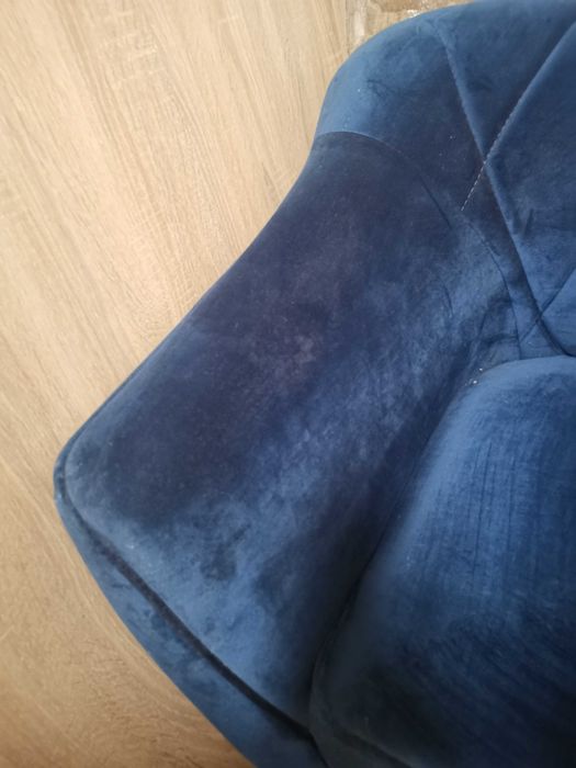 Sofa granatowa na drewnianych nogach