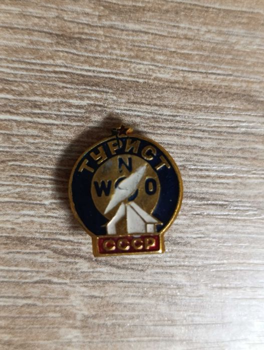 Продам значок турист