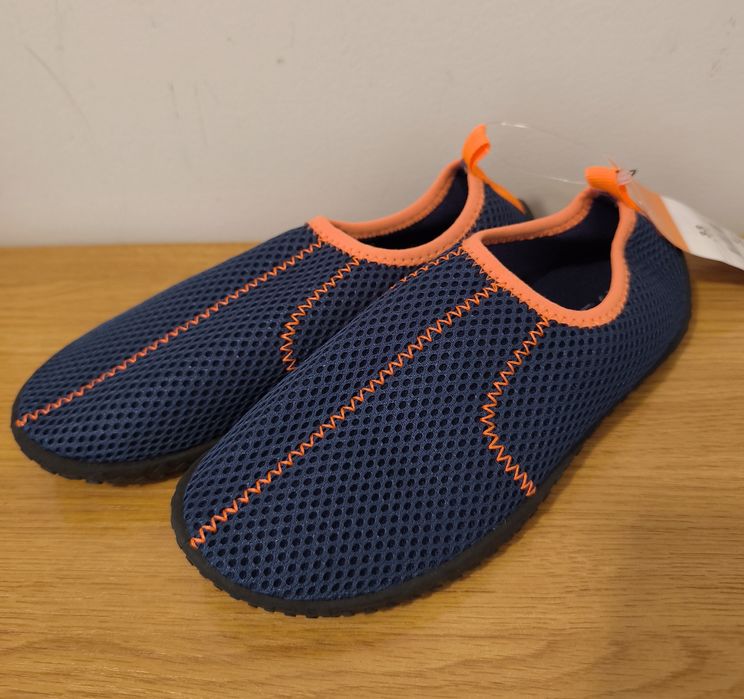 Sapatos de água Novos da In extenso