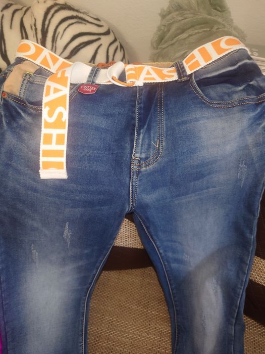 Dżinsy z paskiem skiny