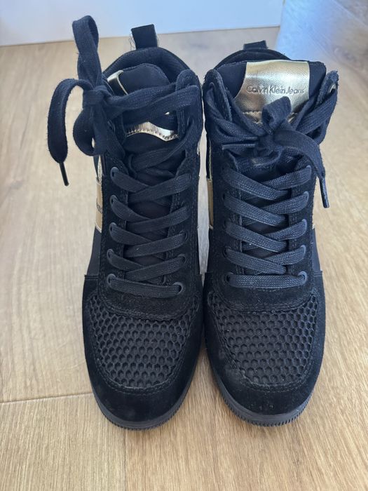 Czarno zlote sneakersy na koturnie Calvin Klein 38
