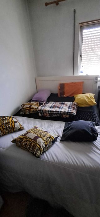 Cama de casal 2m x 1,50m com colchão estrado branca.