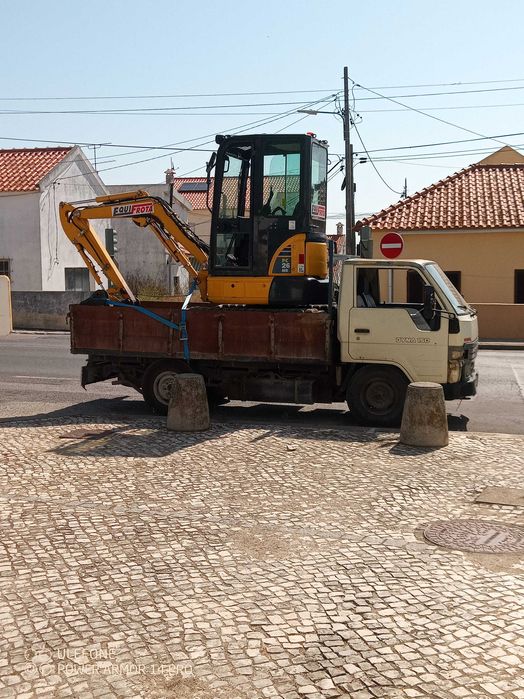 Trabalhos agrícola e limpa bermas