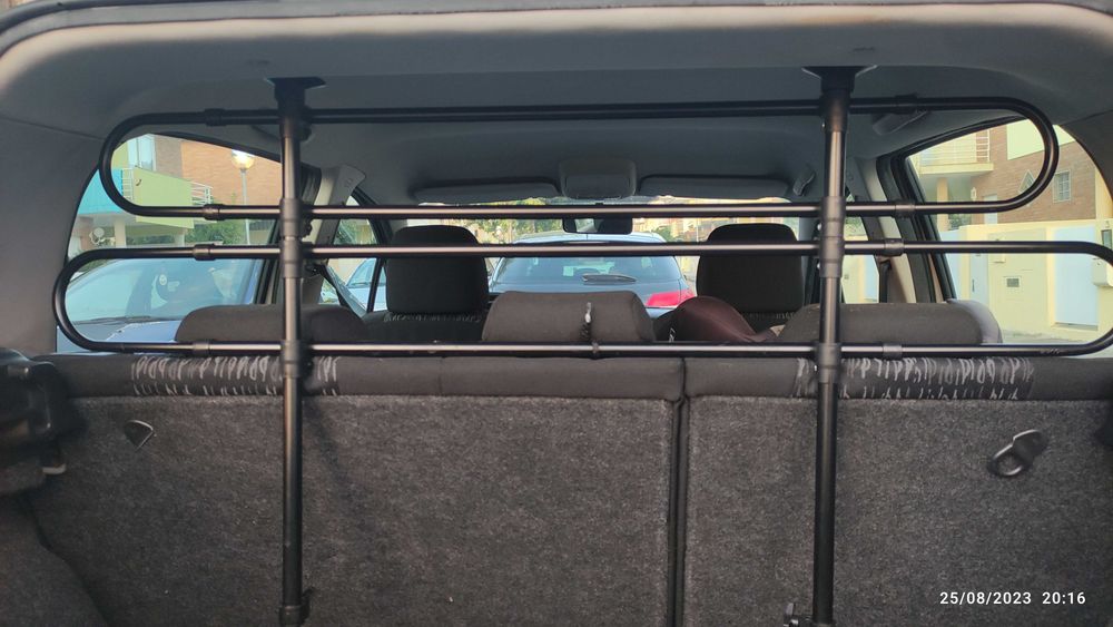 Grelha de separação para automóvel