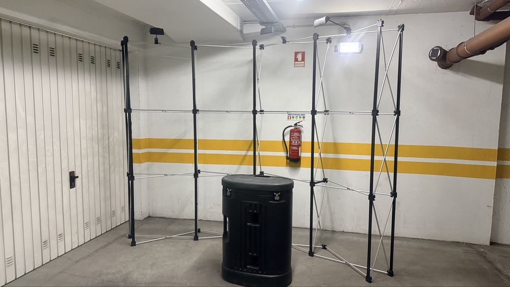 Expositor Pop Up Curvo 2,5x2,5m + 2 Roll Ups + Iluminação – Como Novo