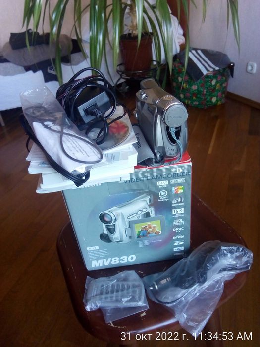 Видеокамера CANON MV 830