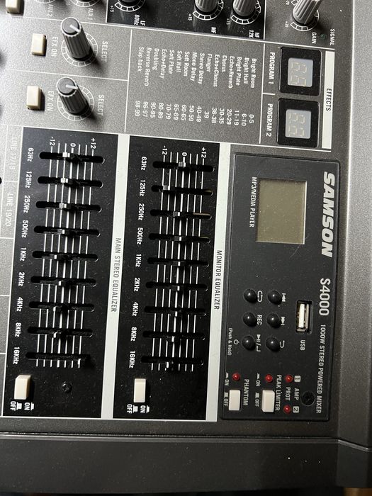 Mesa de mistura amplificada Samson S4000