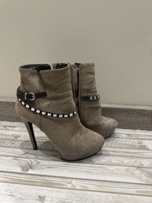 Ботильйони жіночі замшеві на підборах