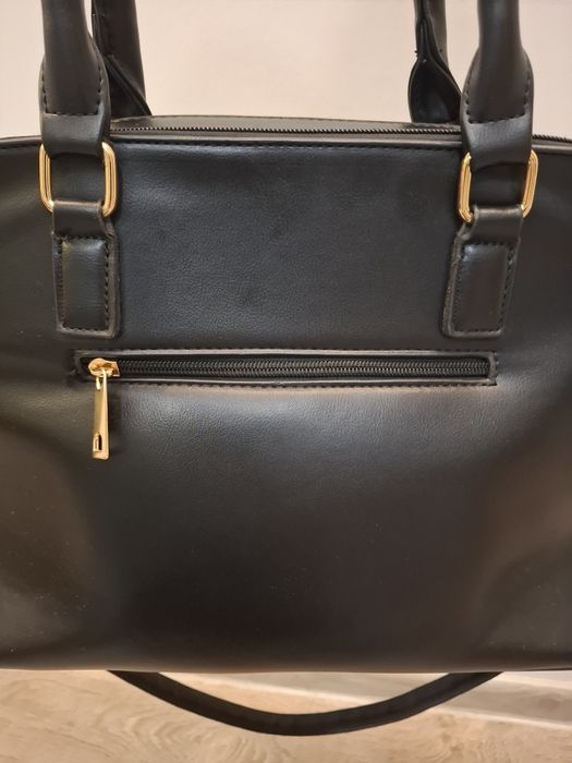 Czarna torebka z ekoskóry z ozdobnym brelokiem crossbody A4 duża