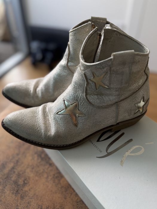Botins ouvie em pele e couro