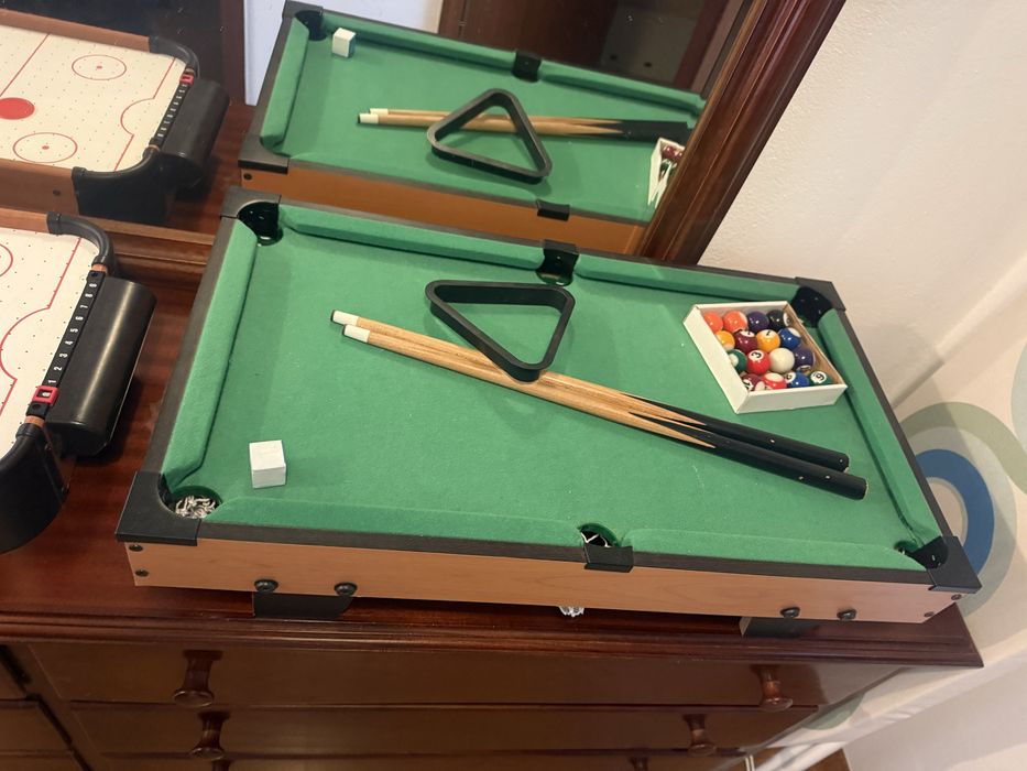Jogo de mini sinuca e mini air hockey