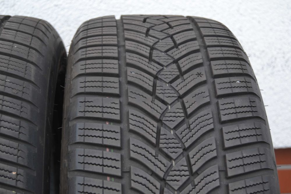 2x zima 225/55r17 Goodyear Ultragrip 2023rok 225/55-17 Performance