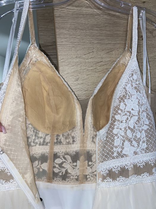 Suknia ślubna ANNAIS w A lekko rozkloszowana na ramiączkach