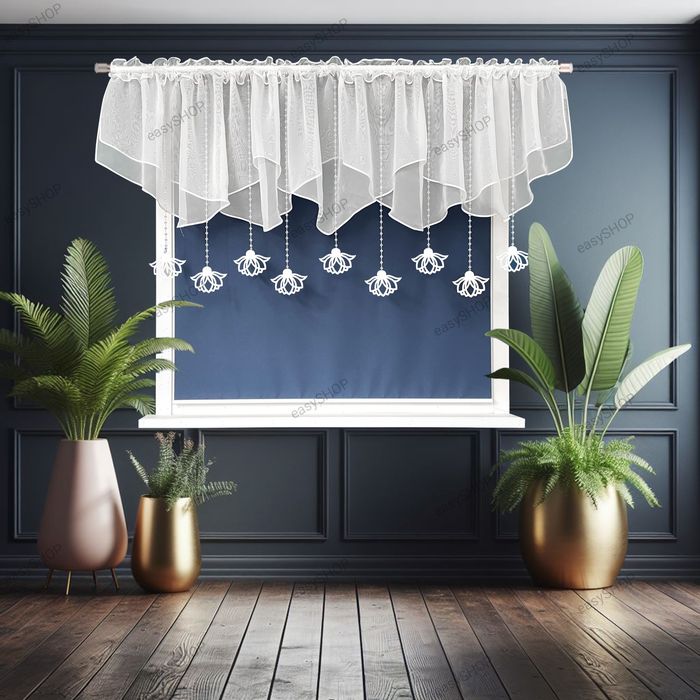 Firana z wisiorami z białego filcu i kryształów