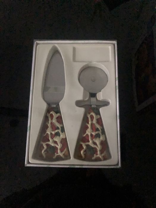 Cortador de pizza e espatula cabo am massa em firma de pizza