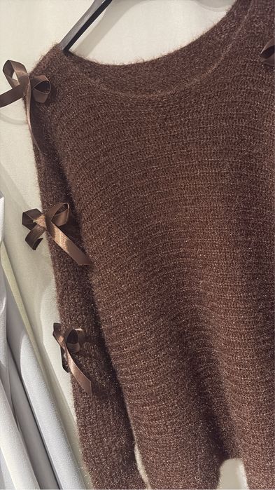 Sweterek z kolardkami