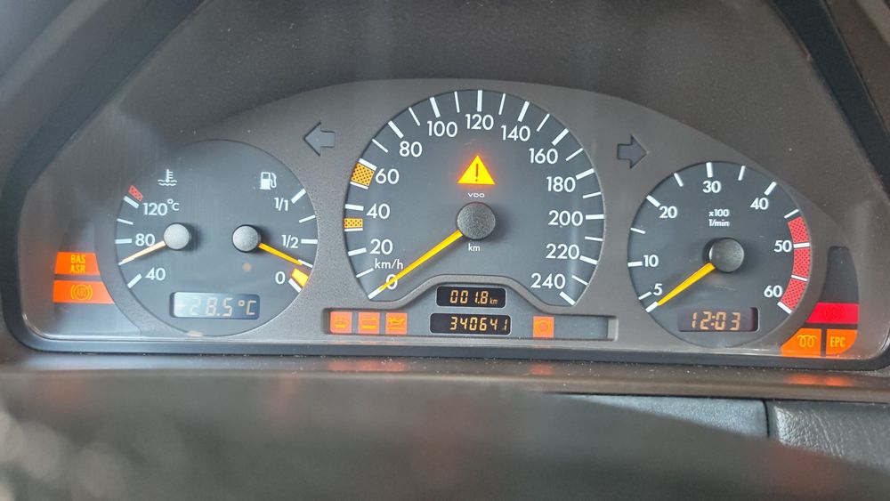 Mercedes-Benz E 220 — fotografia 4