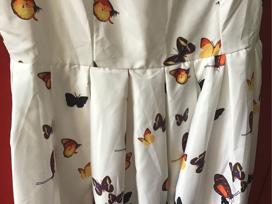Vestido motivos floral  com borboletas. T M . Novo. Inspiração anos 50?