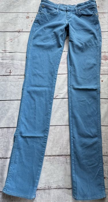 Wrangler Molly W24 L32 niebieskie spodnie – klasyka i wygoda