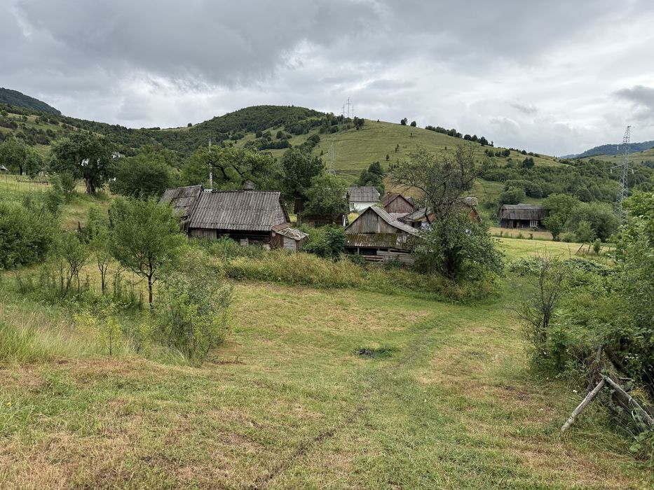 Продається ділянка з будинками у смт. Міжгірʼя