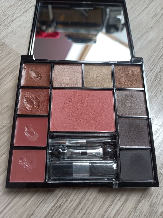 Paleta Oriflame cienie błyszczyki i róż
