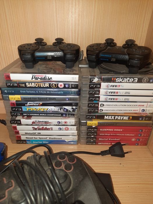 Ps3 em bom estado com comandos e 24 jogos