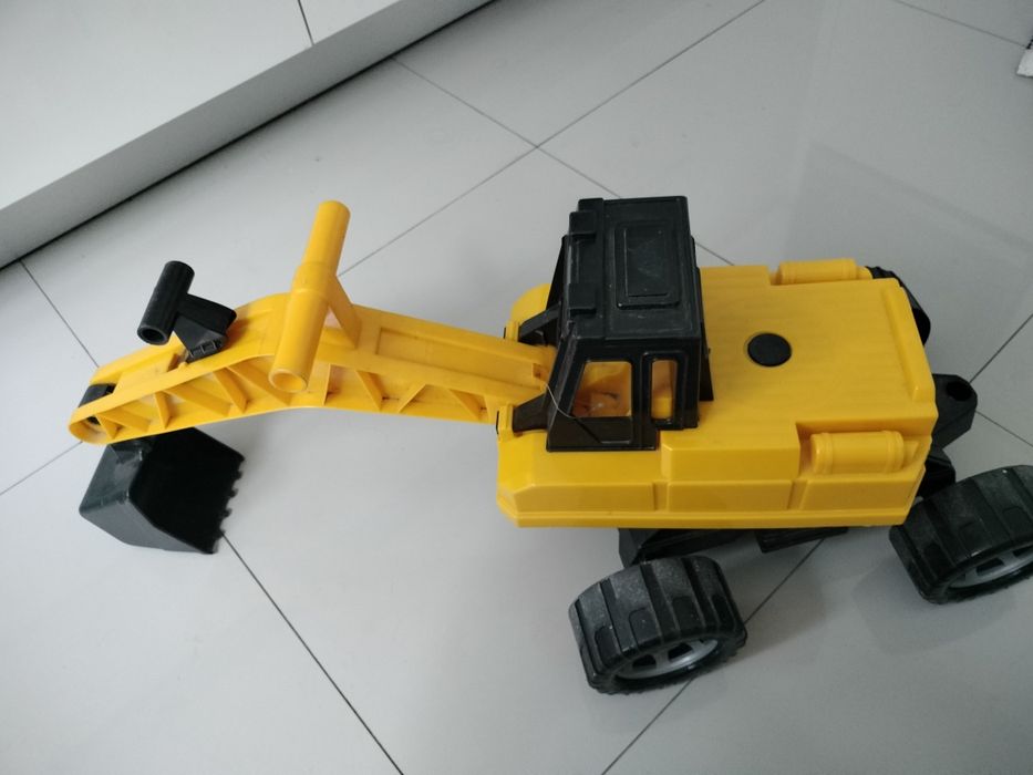 Retroescavadora brinquedo criança
